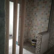 最近房子的装修真让我揪心，但装修本就是件不完美的工程，总有些小插曲嘛。阳台的吊顶做好了，颜色觉得还是改成白色整体比较搭，和装修公司沟通了一下，也咨询了一下专业人士，决定后期让油漆工师傅喷白漆，希望没问题。鞋柜和酒柜做好了，看上去挺扎实的，就是鞋柜上有些地方有了改动