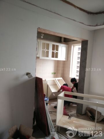 昨天去房子里看了一下，和设计师一起选了墙面乳胶漆的颜色；和集成吊顶的老板见了面，确定了吊顶的款式；网上订的地板和踢脚线也收了货，就是辛苦妈妈和老公搬到楼上，还有温老板也一起帮忙了，真的辛苦了，感谢感谢！橱柜也安排来装了，今天应该可以完工了。继续努力吧！