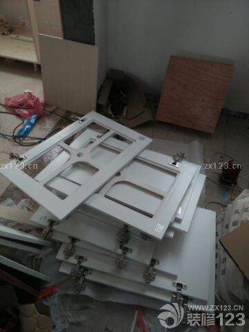 昨天去房子里看了一下，和设计师一起选了墙面乳胶漆的颜色；和集成吊顶的老板见了面，确定了吊顶的款式；网上订的地板和踢脚线也收了货，就是辛苦妈妈和老公搬到楼上，还有温老板也一起帮忙了，真的辛苦了，感谢感谢！橱柜也安排来装了，今天应该可以完工了。继续努力吧！