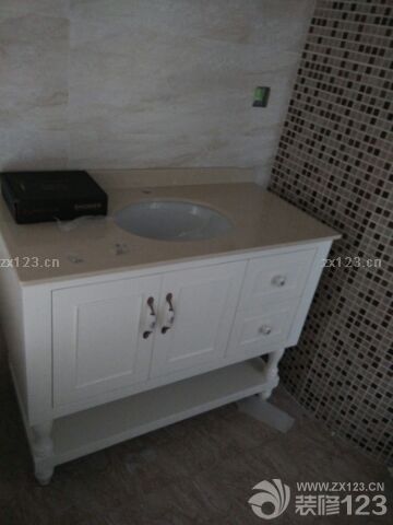 接着联系了门老板周日一天就给我把房门和淋浴全部搞定了，感谢中选门业的杜老板，门做的不错，价格也合理接下来就交给装修公司了。温老板亲自安排，有条不紊，节奏紧凑，设计师全程现场监督，进度很快，给我减轻了很多压力，师傅们都棒棒哒希望结婚之前顺利完工，加油！