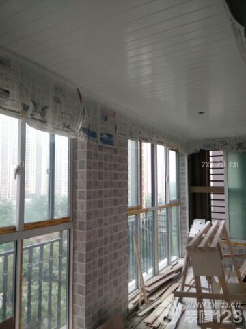 接着联系了门老板周日一天就给我把房门和淋浴全部搞定了，感谢中选门业的杜老板，门做的不错，价格也合理接下来就交给装修公司了。温老板亲自安排，有条不紊，节奏紧凑，设计师全程现场监督，进度很快，给我减轻了很多压力，师傅们都棒棒哒希望结婚之前顺利完工，加油！