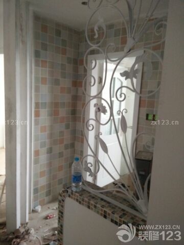 接着联系了门老板周日一天就给我把房门和淋浴全部搞定了，感谢中选门业的杜老板，门做的不错，价格也合理接下来就交给装修公司了。温老板亲自安排，有条不紊，节奏紧凑，设计师全程现场监督，进度很快，给我减轻了很多压力，师傅们都棒棒哒希望结婚之前顺利完工，加油！