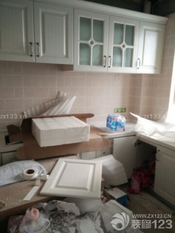 接着联系了门老板周日一天就给我把房门和淋浴全部搞定了，感谢中选门业的杜老板，门做的不错，价格也合理接下来就交给装修公司了。温老板亲自安排，有条不紊，节奏紧凑，设计师全程现场监督，进度很快，给我减轻了很多压力，师傅们都棒棒哒希望结婚之前顺利完工，加油！