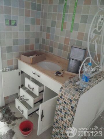 接着联系了门老板周日一天就给我把房门和淋浴全部搞定了，感谢中选门业的杜老板，门做的不错，价格也合理接下来就交给装修公司了。温老板亲自安排，有条不紊，节奏紧凑，设计师全程现场监督，进度很快，给我减轻了很多压力，师傅们都棒棒哒希望结婚之前顺利完工，加油！