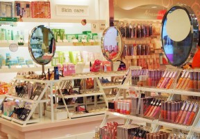 绚丽化妆品店面陈列设计图片