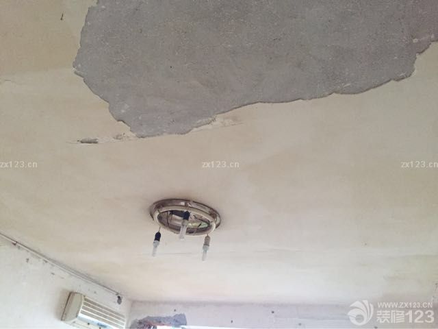 天花板，压根没动阳台莫名多了个坑