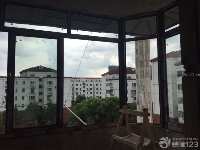 今天来装窗户了～装起之后看起来整个都不一样了。还是有点期待。