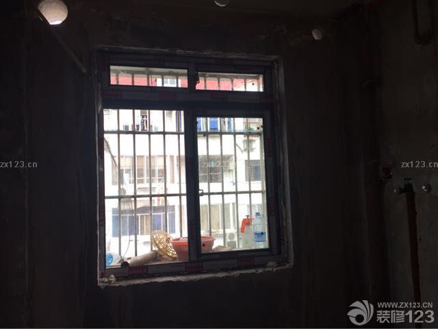 今天来装窗户了～装起之后看起来整个都不一样了。还是有点期待。
