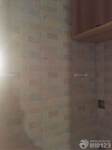 磕磕碰碰一路过来，总算瓷砖都快贴完了，明天就可以贴地砖啦！