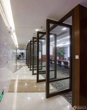 现代风格办公室屏风隔断装修样板