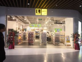 现代风格200平米小商品铺门头设计图片