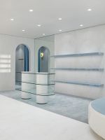 简约风格服装店面展示台装修设计图片