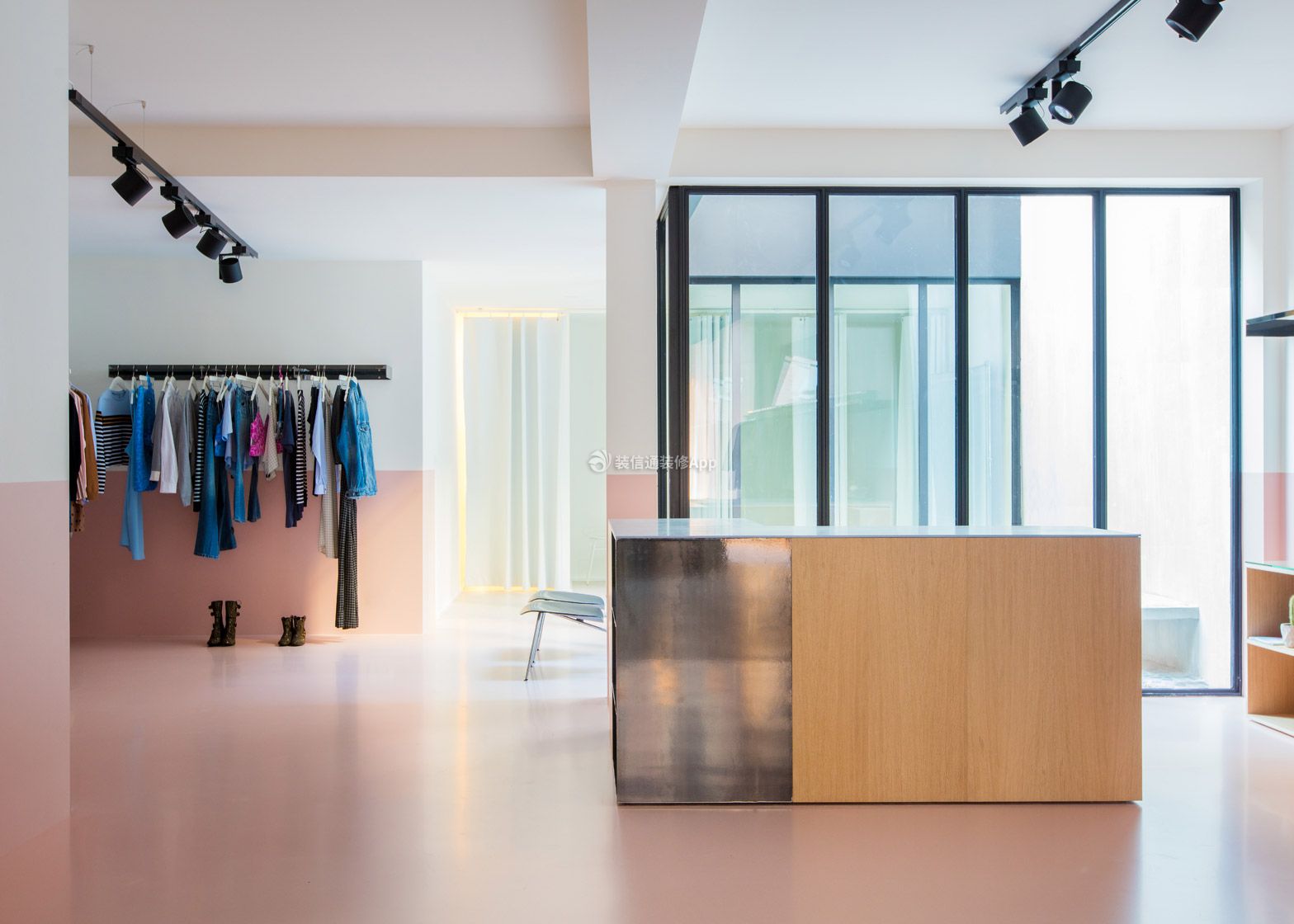 服装店室内收银台装修设计图片