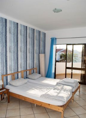 卧室阳台打通效果图 黑色门框装修效果图片