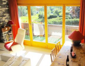 客厅阳台设计效果图 黄色门框装修效果图片