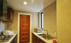 美式乡村厨房门 棕色门框装修效果图片