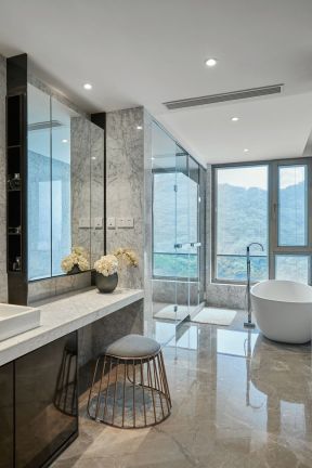 大户型卫生间装修效果图 现代卫生间装修效果图 